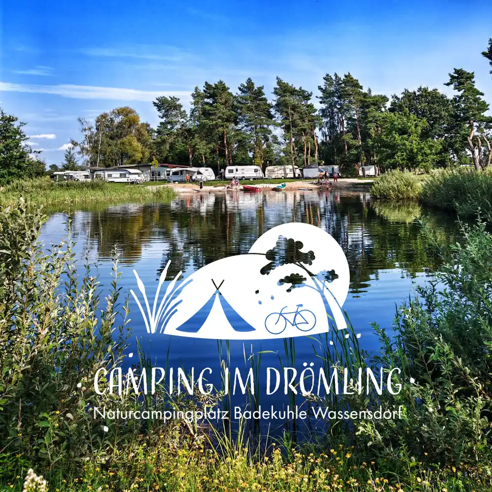 Campingplatz See mit Wohnwagen im Hintergrund. Logo in weiß davor